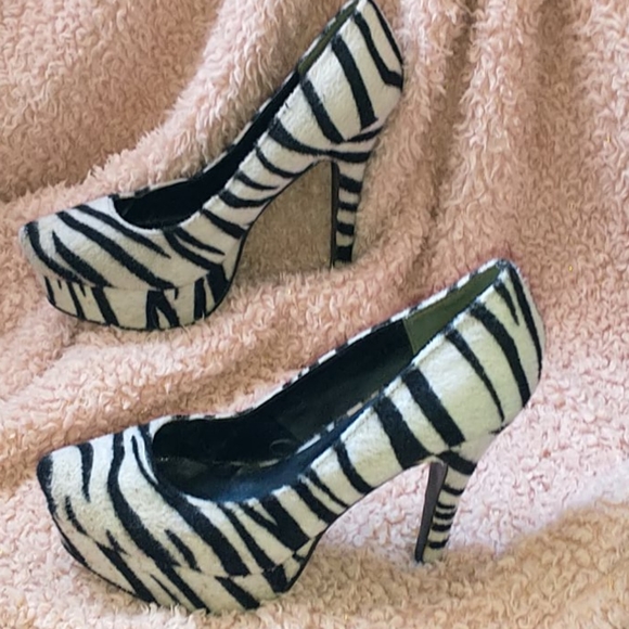 SOLD ON FACEBOOK MARKETPLACE - Picture 4 of 9